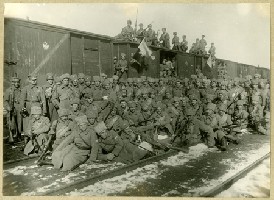 boycy_5-go_polka_chehoslovackogo_korp_sa_na_vokzale_v__enze_may_1918.jpg
